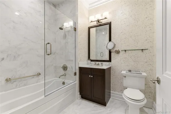 $2,685,000 | 3000 Royal Court, Unit 3102, North Hills, NY 11040