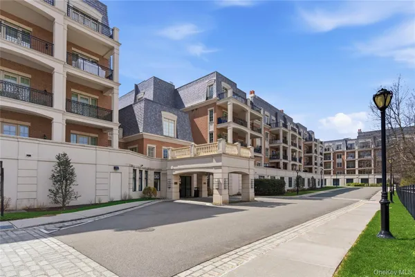 $2,685,000 | 3000 Royal Court, Unit 3102, North Hills, NY 11040