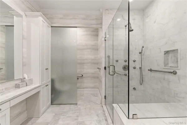 $2,685,000 | 3000 Royal Court, Unit 3102, North Hills, NY 11040