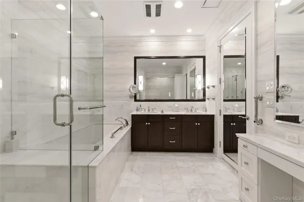 $2,685,000 | 3000 Royal Court, Unit 3102, North Hills, NY 11040