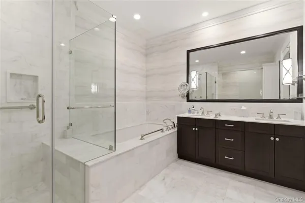 $2,685,000 | 3000 Royal Court, Unit 3102, North Hills, NY 11040