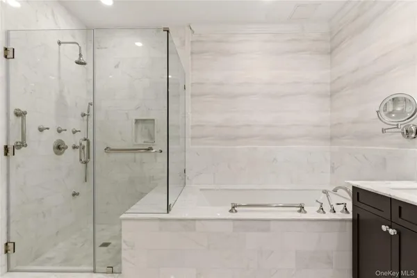 $2,685,000 | 3000 Royal Court, Unit 3102, North Hills, NY 11040