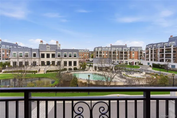 $2,685,000 | 3000 Royal Court, Unit 3102, North Hills, NY 11040