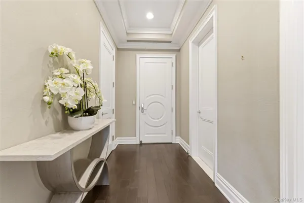 $2,685,000 | 3000 Royal Court, Unit 3102, North Hills, NY 11040