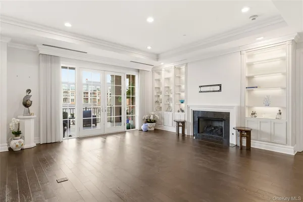 $2,685,000 | 3000 Royal Court, Unit 3102, North Hills, NY 11040