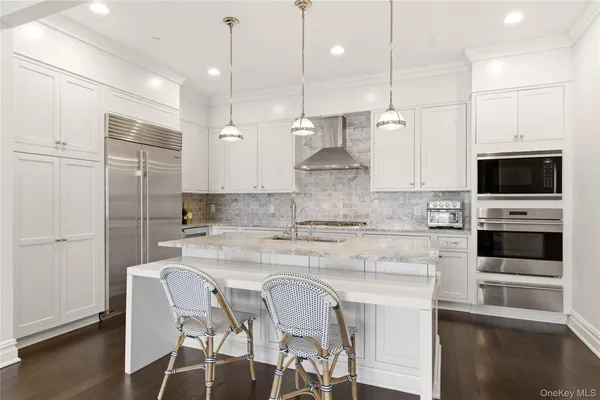 $2,685,000 | 3000 Royal Court, Unit 3102, North Hills, NY 11040