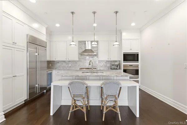 $2,685,000 | 3000 Royal Court, Unit 3102, North Hills, NY 11040