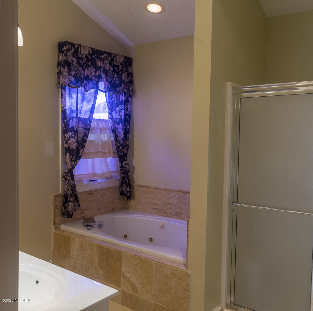 135 Pirates Road New Bern, NC 28562 - Photo 23 of 34 Jetted Tub and Separate Shower