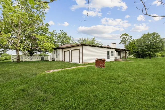 a view of a house with backyard and garden