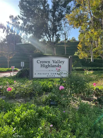 a sign that is sitting in the middle of a park