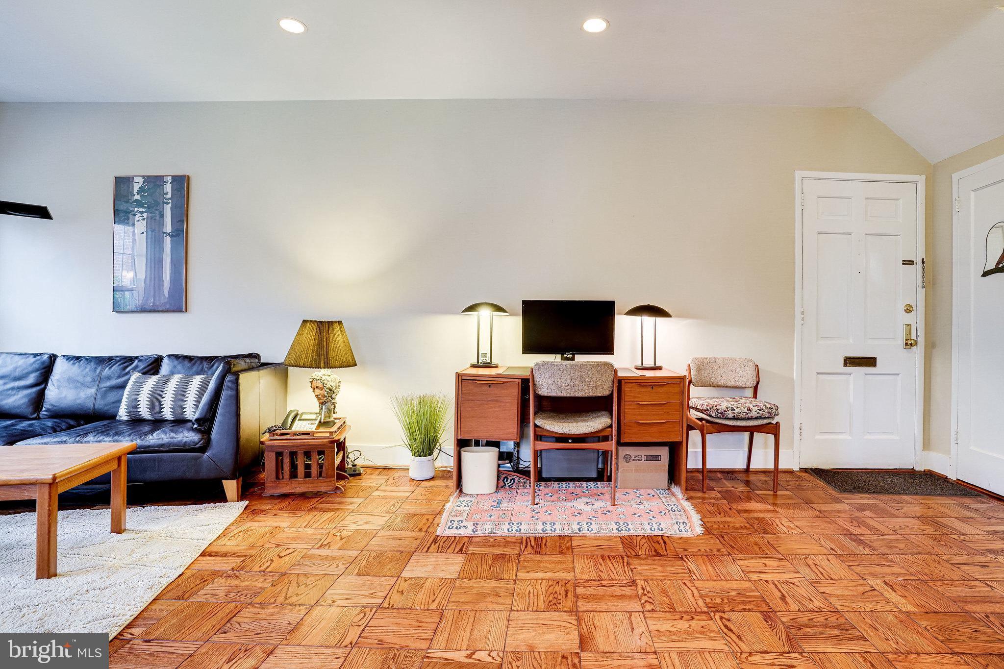 3312 Gunston Road Alexandria, VA 22302 - Photo 13 of 43 Bright living space