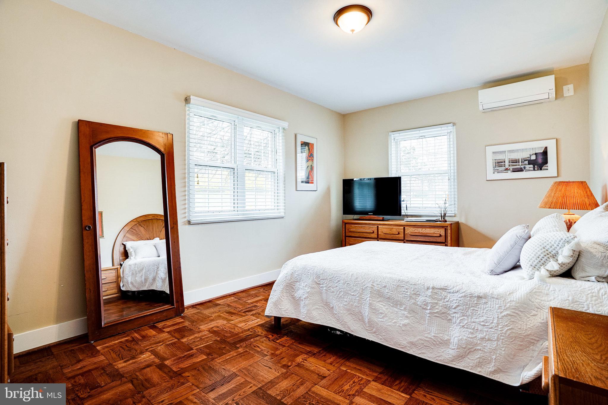 3312 Gunston Road Alexandria, VA 22302 - Photo 28 of 43 Spacious bedroom with lots of light!