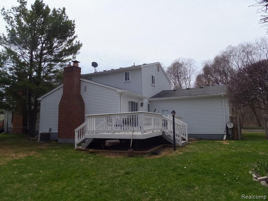 410 Peters Road Milford, MI 48381 - Photo 21 of 28 Exterior view of side and decking