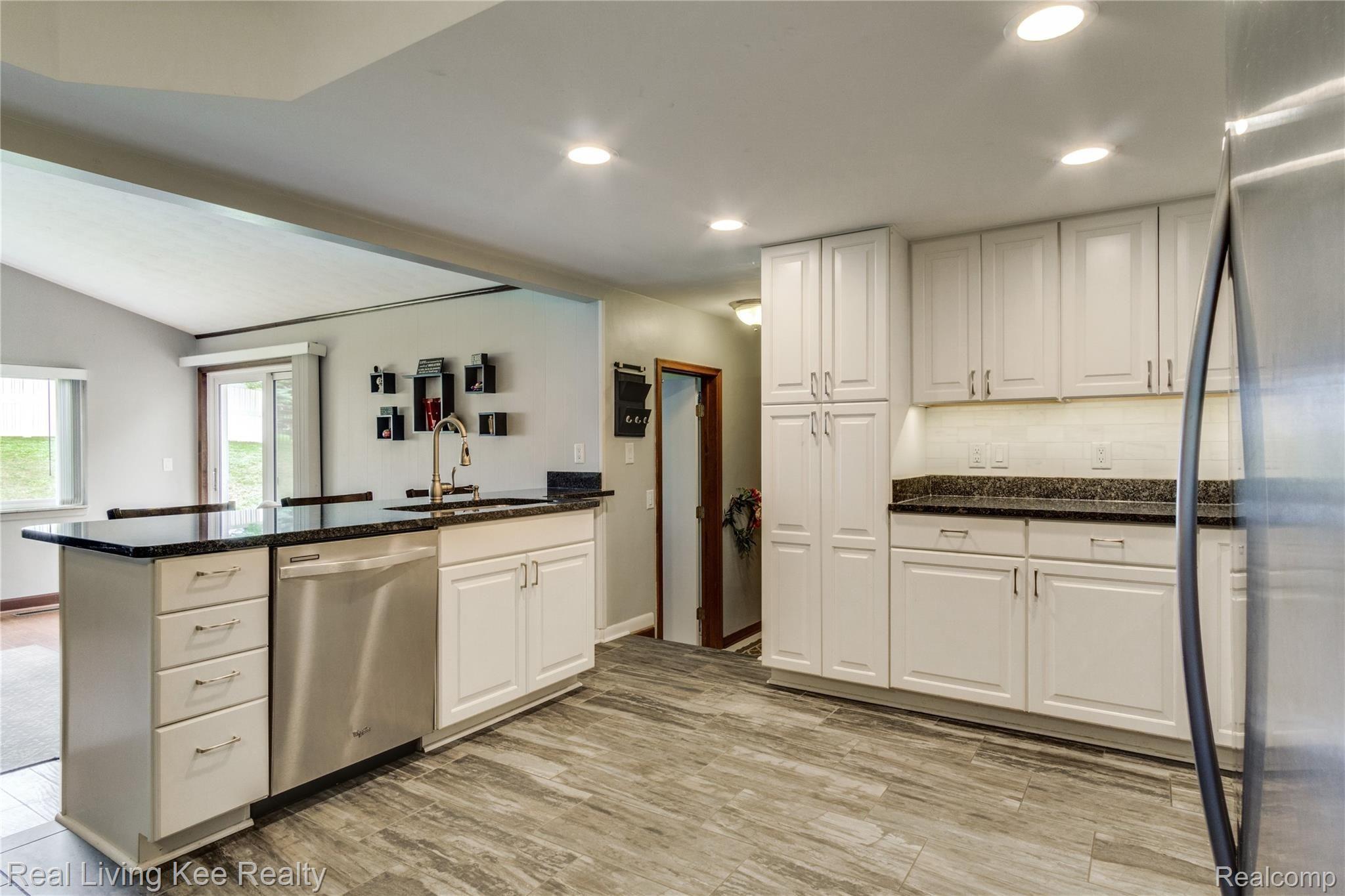 797 Redwood Court Rochester, MI 48309 - Photo 6 of 40 Beautifully rennovated kitchen