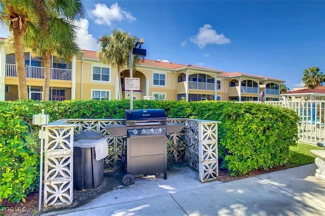 $168,500 | 12471 McGregor Boulevard, Unit 12, Fort Myers, FL 33919