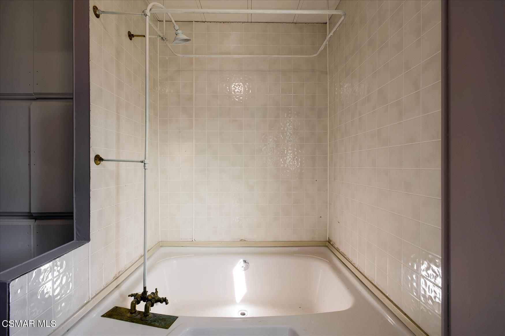 6480 Katherine Road, Unit 21 Simi Valley, CA 93063 - Photo 26 of 42 a bathroom with a bathtub