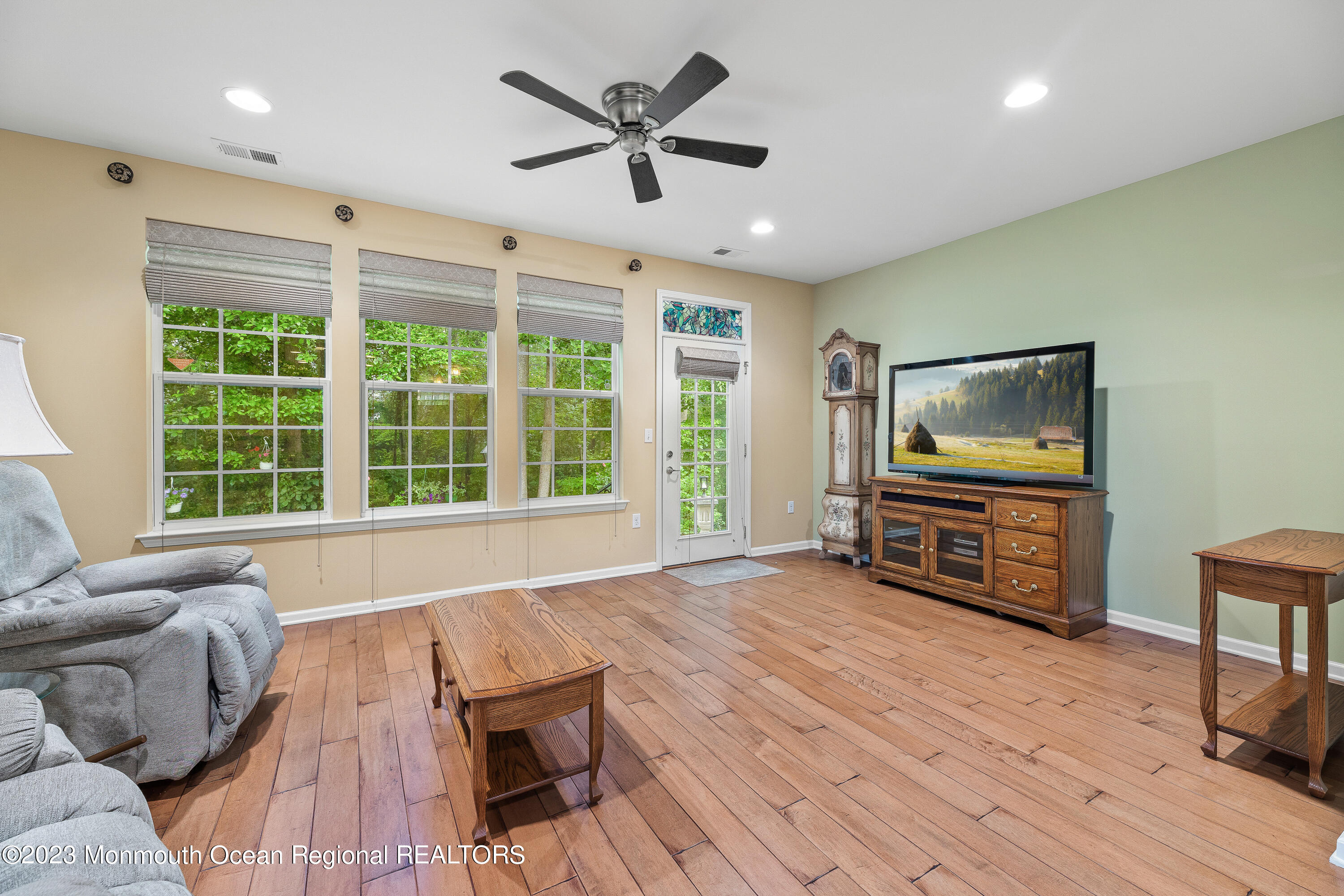29 Kingston Drive Jackson, NJ 08527 - Photo 17 of 41 LIVING ROOM