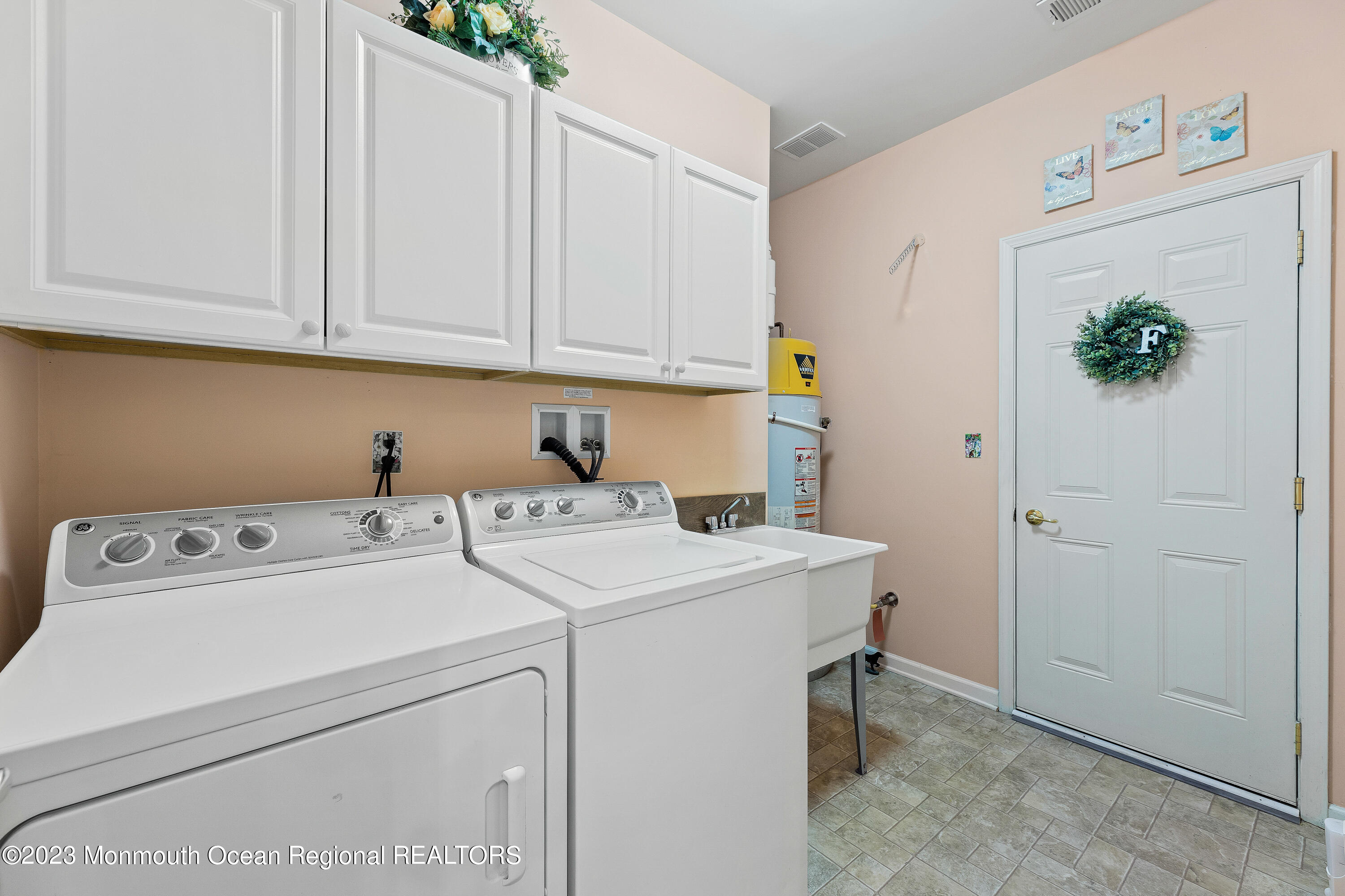 29 Kingston Drive Jackson, NJ 08527 - Photo 25 of 41 LAUNDRY ROOM