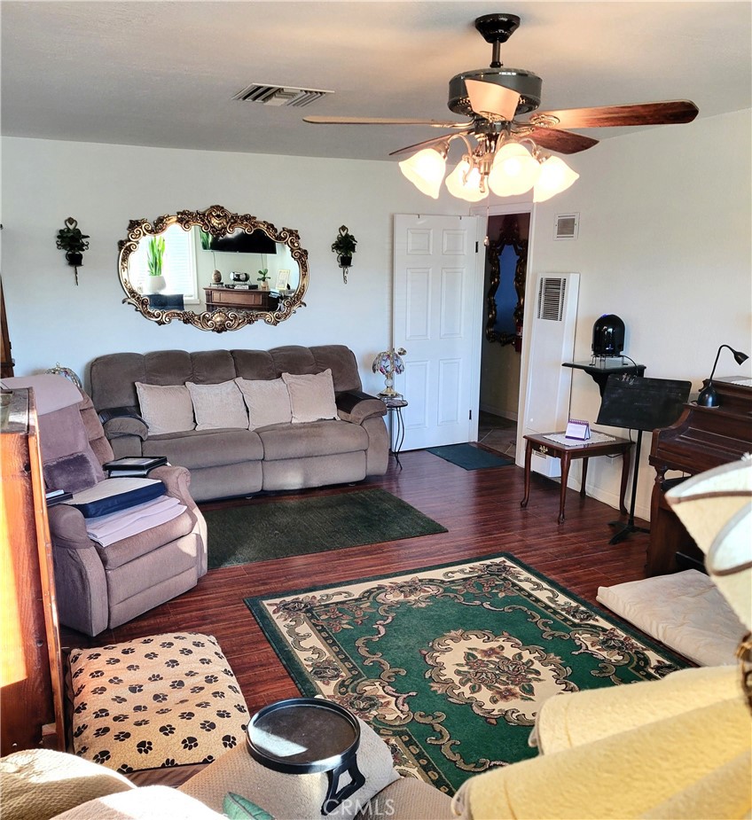14121 Lakota Road Apple Valley, CA 92307 - Photo 6 of 40 Living Room