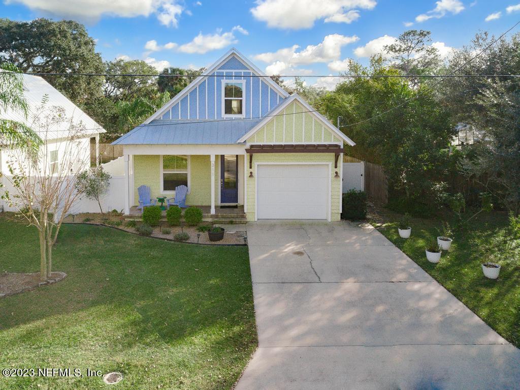 a view of a yard in front of house