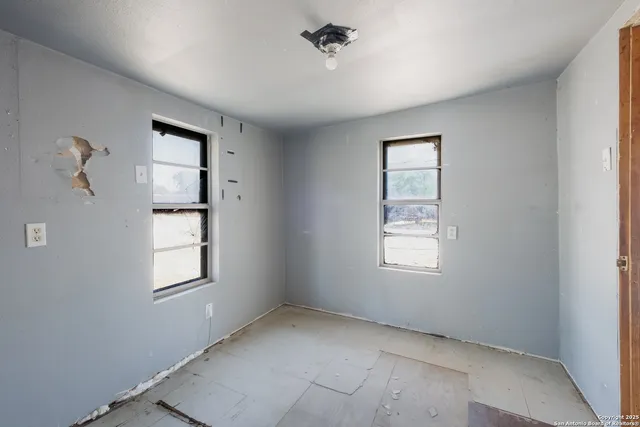 a view of a livingroom with an entryway