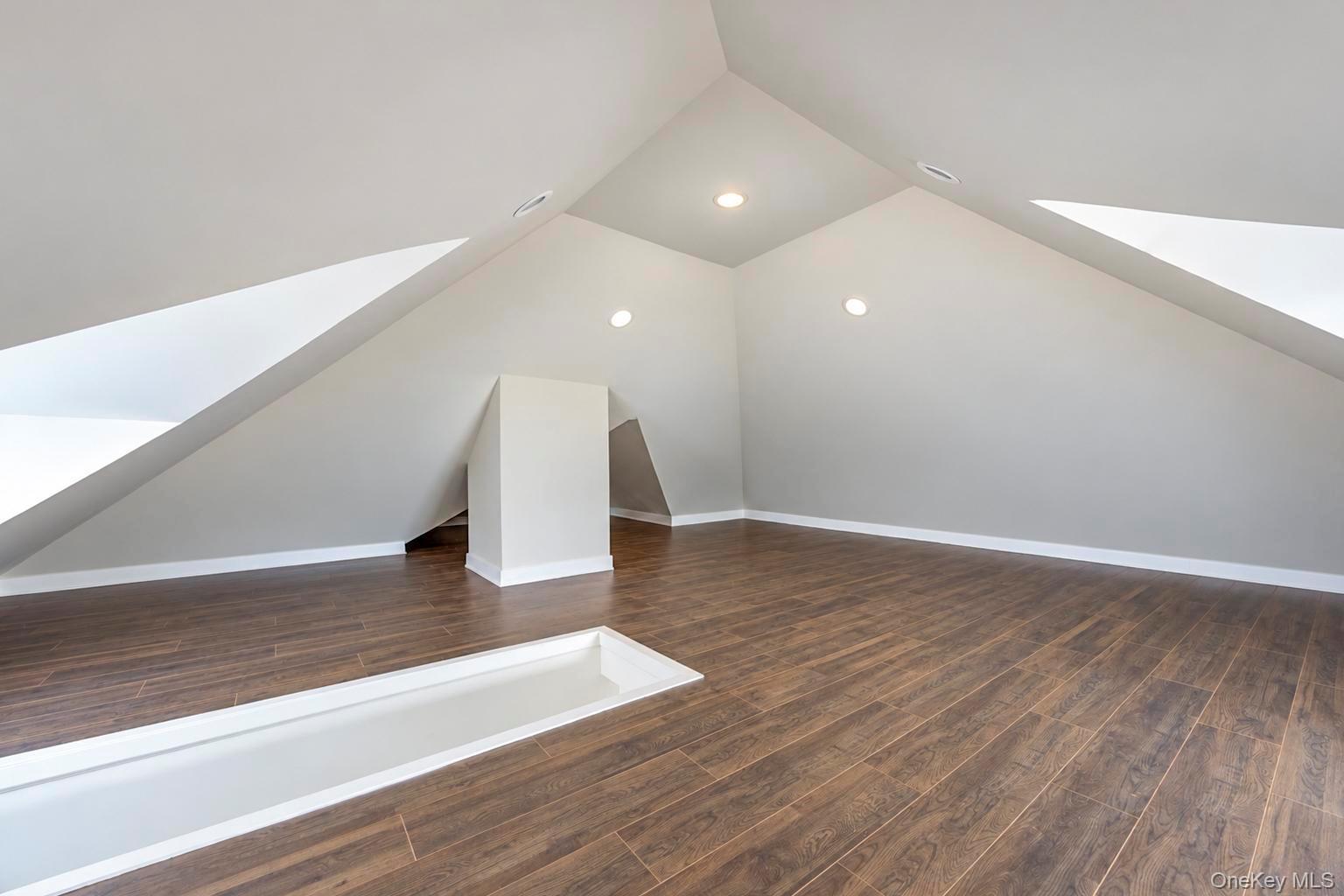 236 Plainview Road Hicksville, NY 11801 - Photo 18 of 24 Gallery Image 18