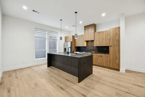 $3,200 | 2206 Arroyo Avenue, Unit 204, Dallas, TX 75219
