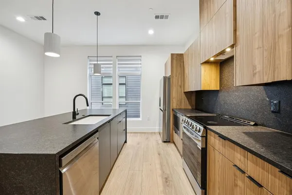 $3,200 | 2206 Arroyo Avenue, Unit 204, Dallas, TX 75219