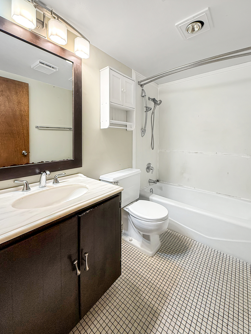 814 Pinecrest Drive Rantoul, IL 61866 - Photo 12 of 22 a bathroom with a sink a toilet and a bathtub