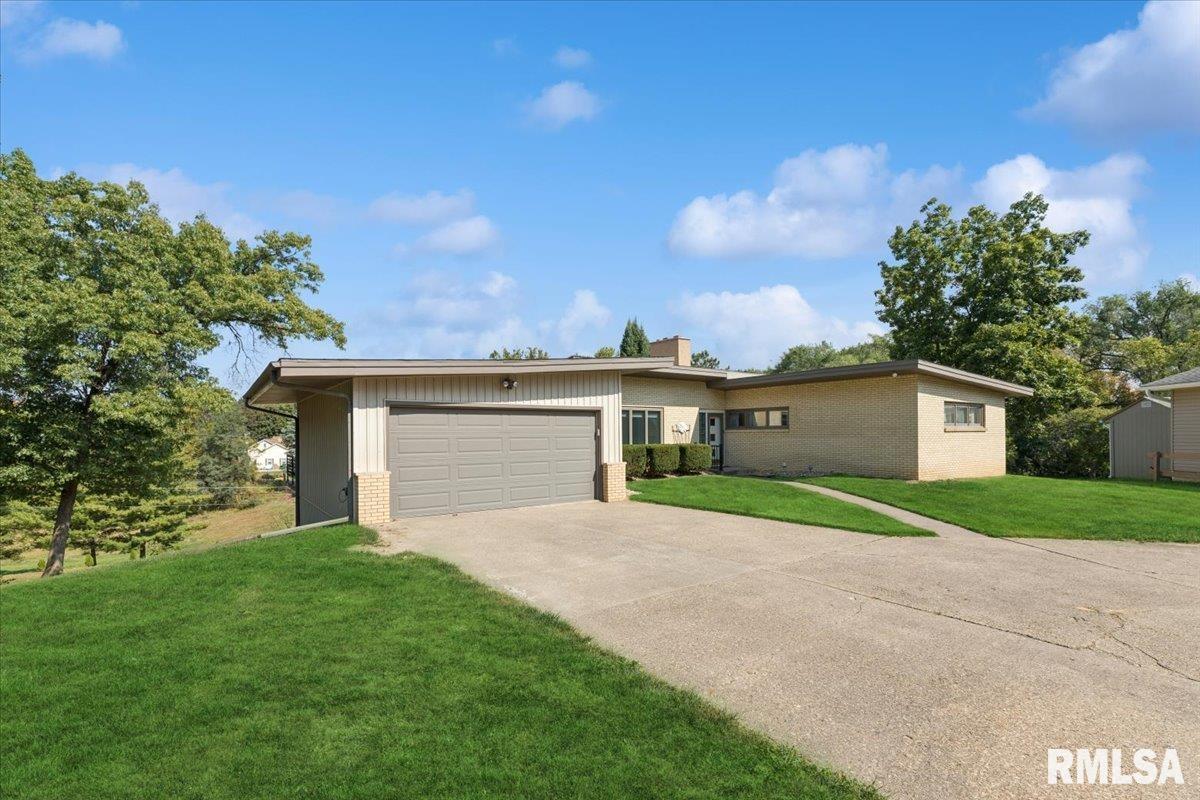 819 Millcrest Court Clinton, IA 52732 - Photo 2 of 44