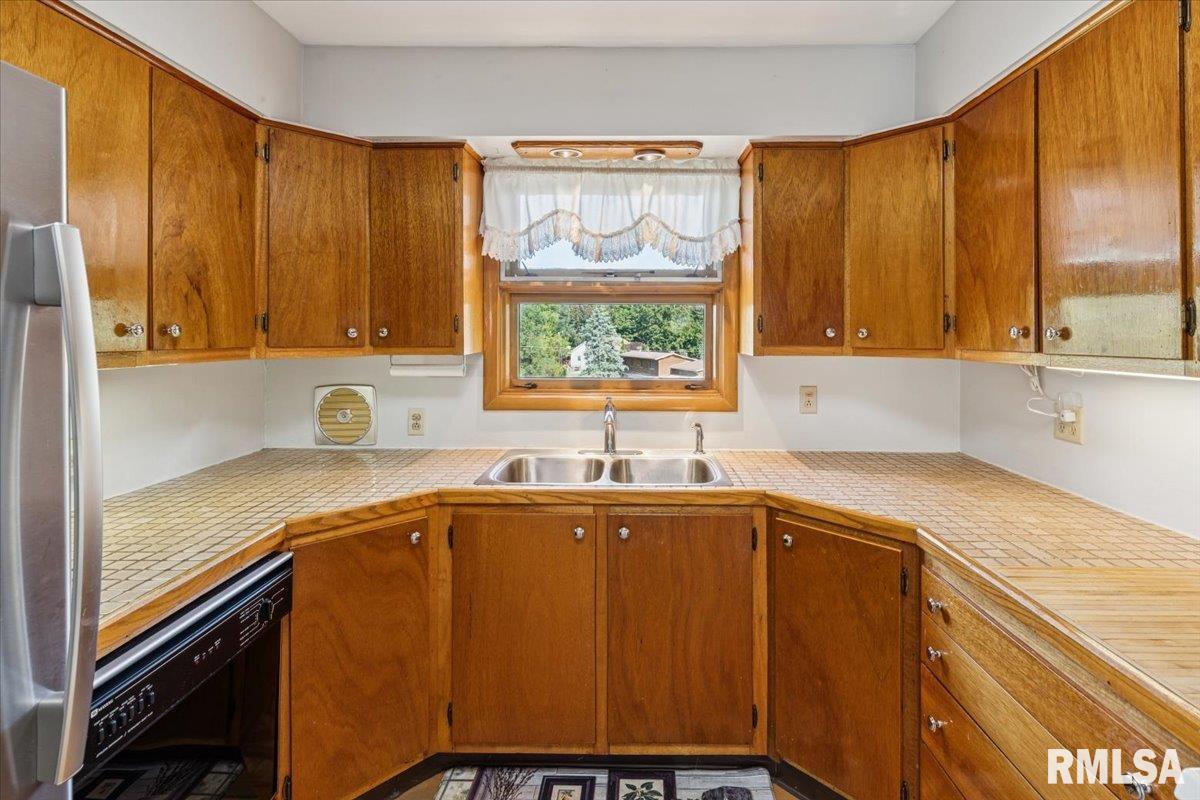 819 Millcrest Court Clinton, IA 52732 - Photo 22 of 44