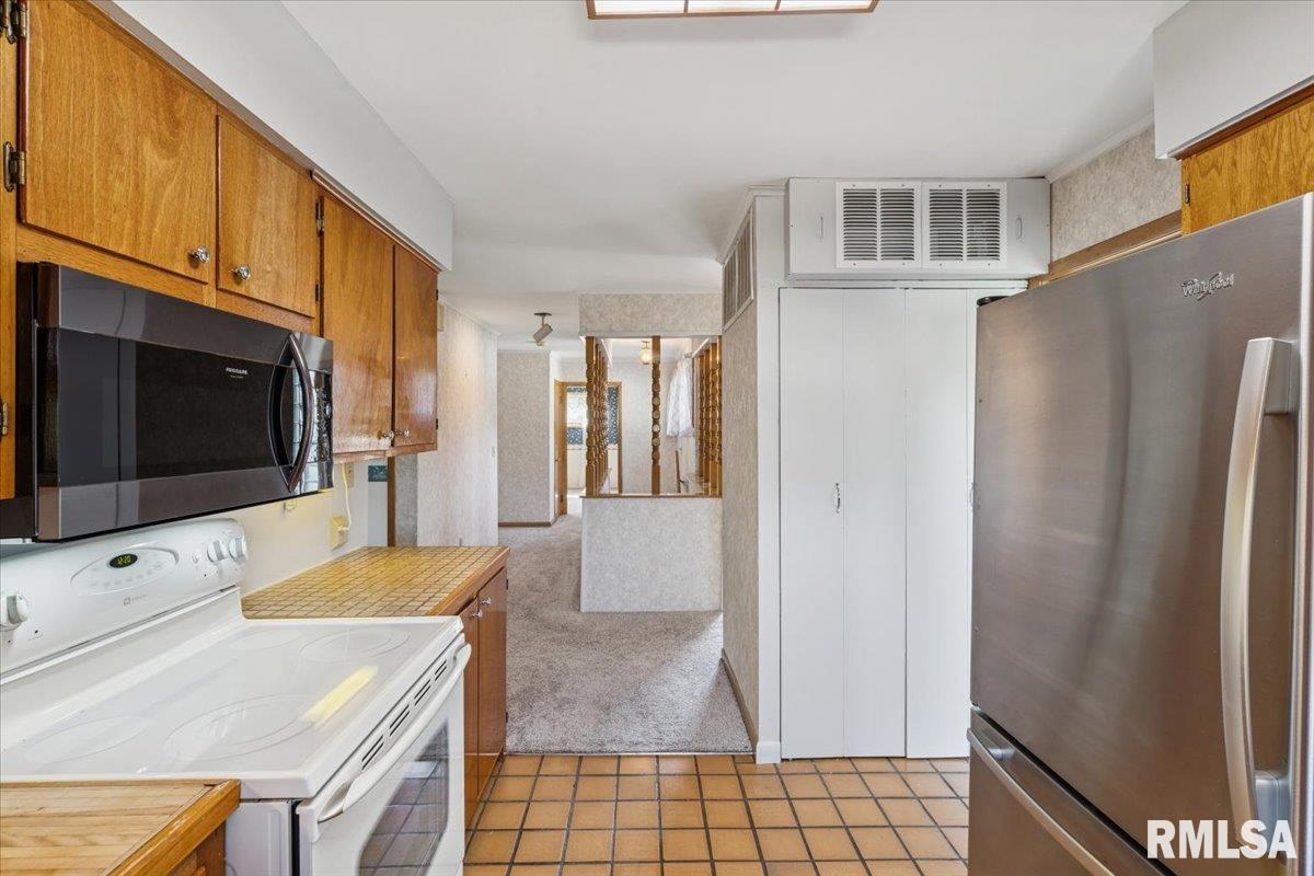 819 Millcrest Court Clinton, IA 52732 - Photo 23 of 44