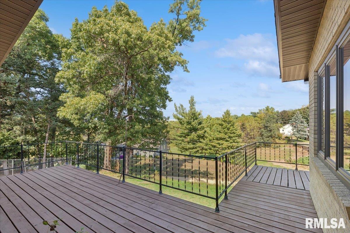 819 Millcrest Court Clinton, IA 52732 - Photo 37 of 44