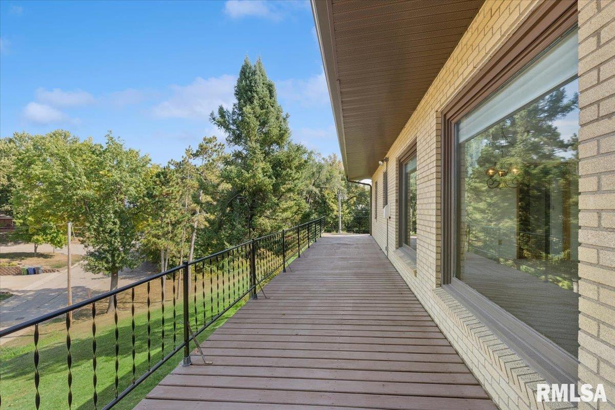 819 Millcrest Court Clinton, IA 52732 - Photo 38 of 44