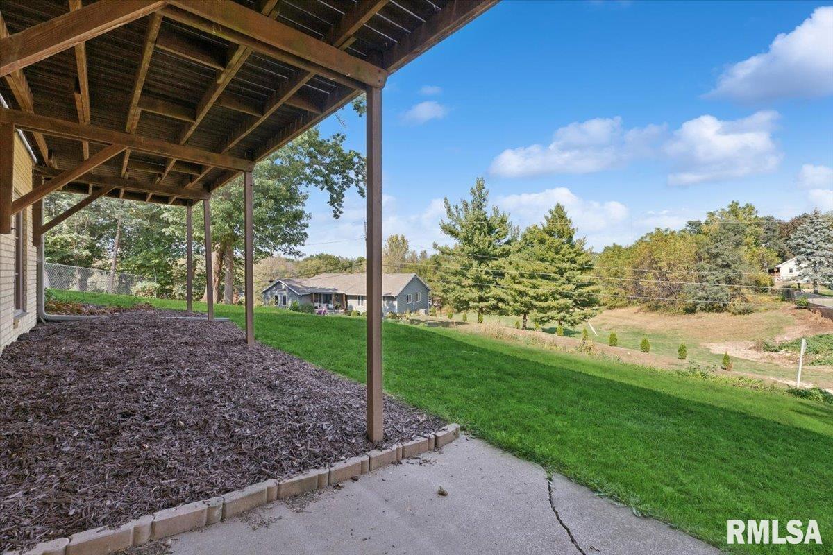 819 Millcrest Court Clinton, IA 52732 - Photo 6 of 44