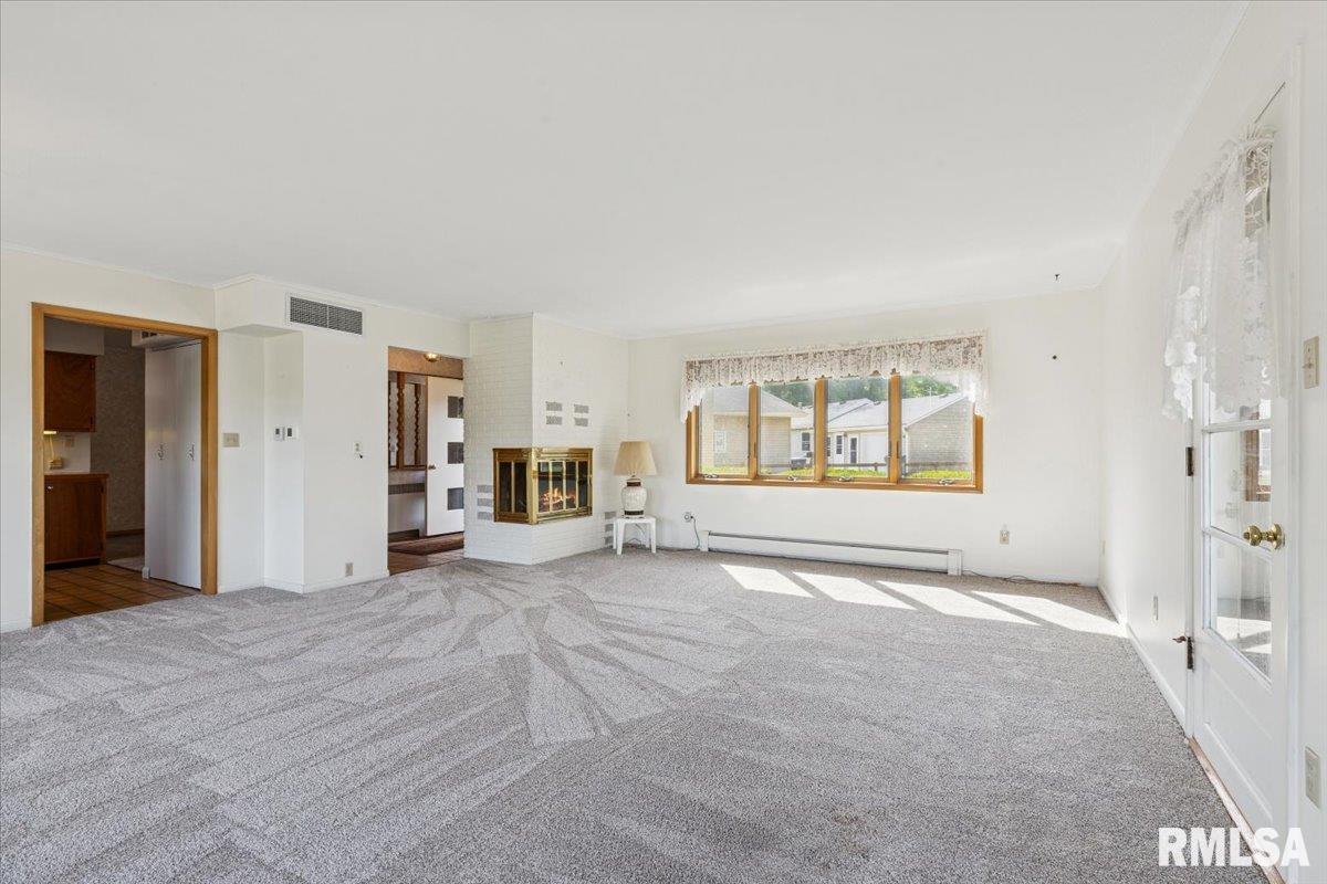 819 Millcrest Court Clinton, IA 52732 - Photo 7 of 44