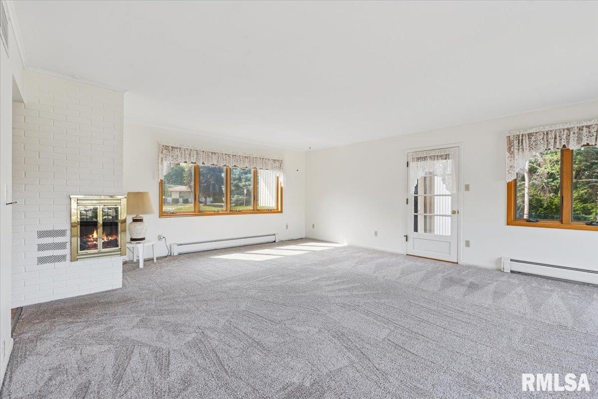 819 Millcrest Court Clinton, IA 52732 - Photo 8 of 44