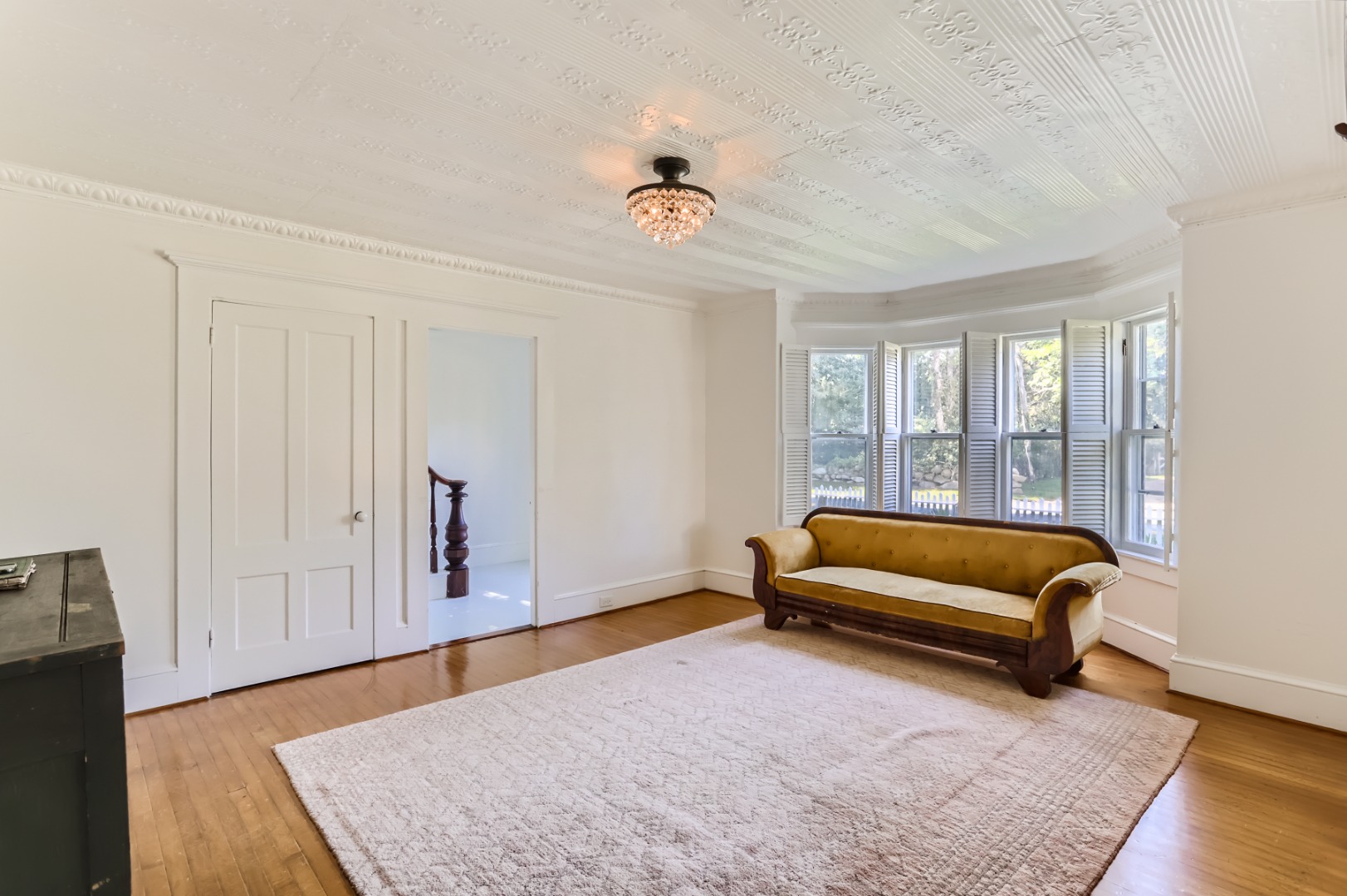 16 S Road Chilmark, MA 02535 - Photo 20 of 50 a living room with furniture and a rug