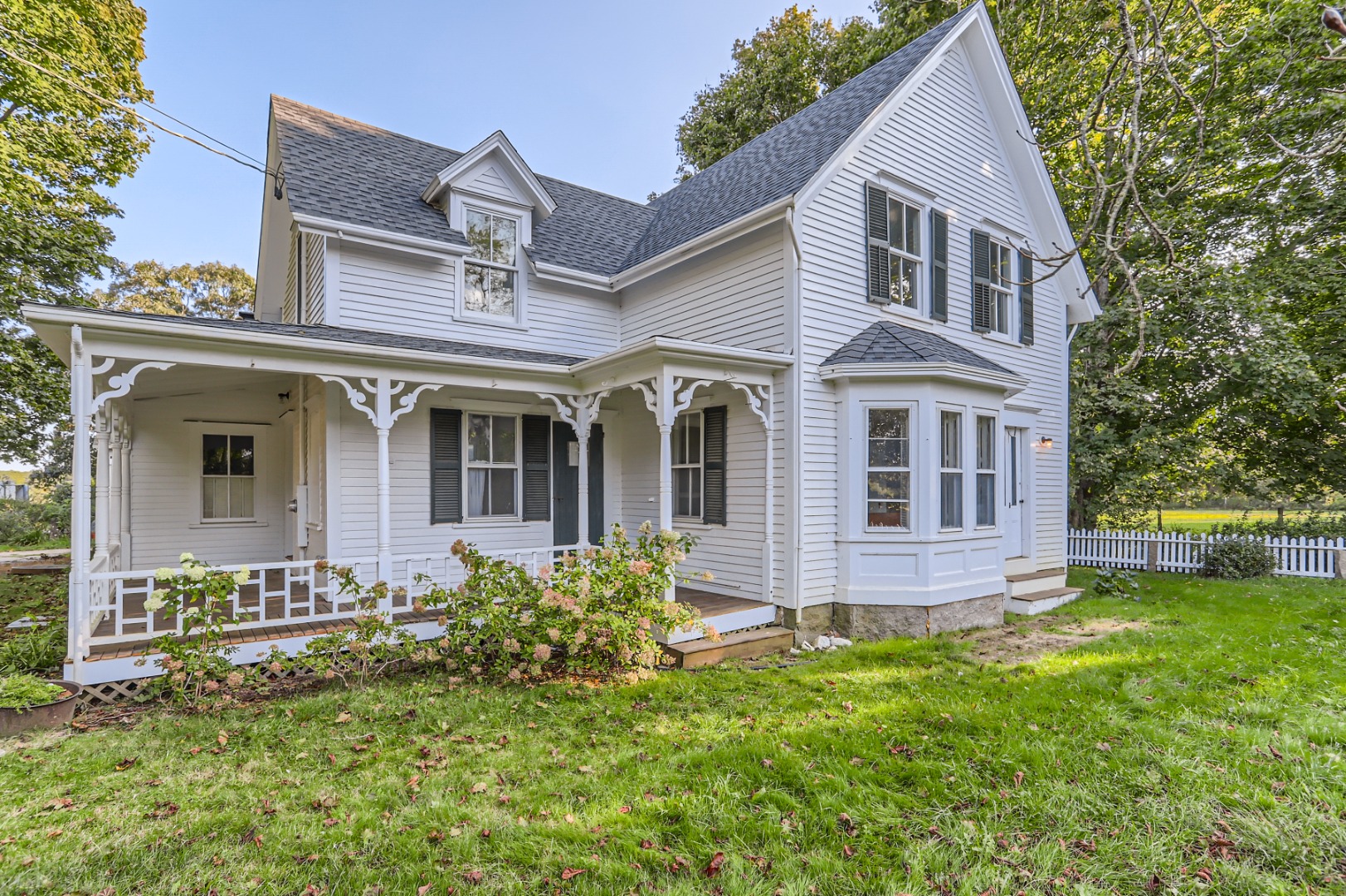 16 S Road Chilmark, MA 02535 - Photo 4 of 50 front view of a house with a yard