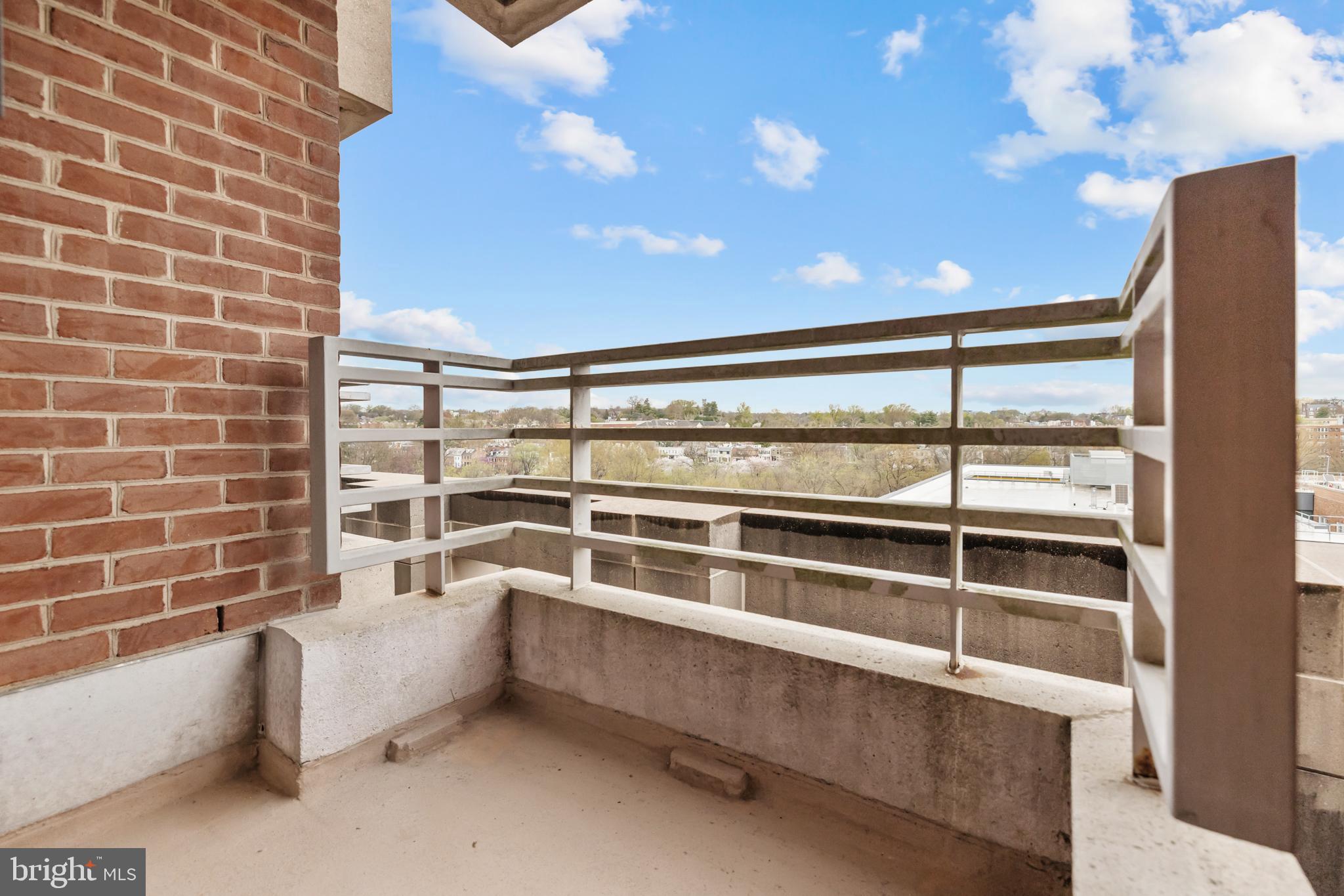 1275 25th Street Northwest, Unit 701 Washington, DC 20037 - Photo 22 of 36 a view of locker room and window