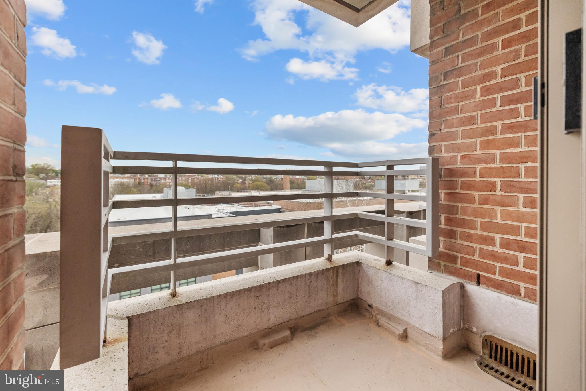 1275 25th Street Northwest, Unit 701 Washington, DC 20037 - Photo 25 of 36 a view of a walk in closet