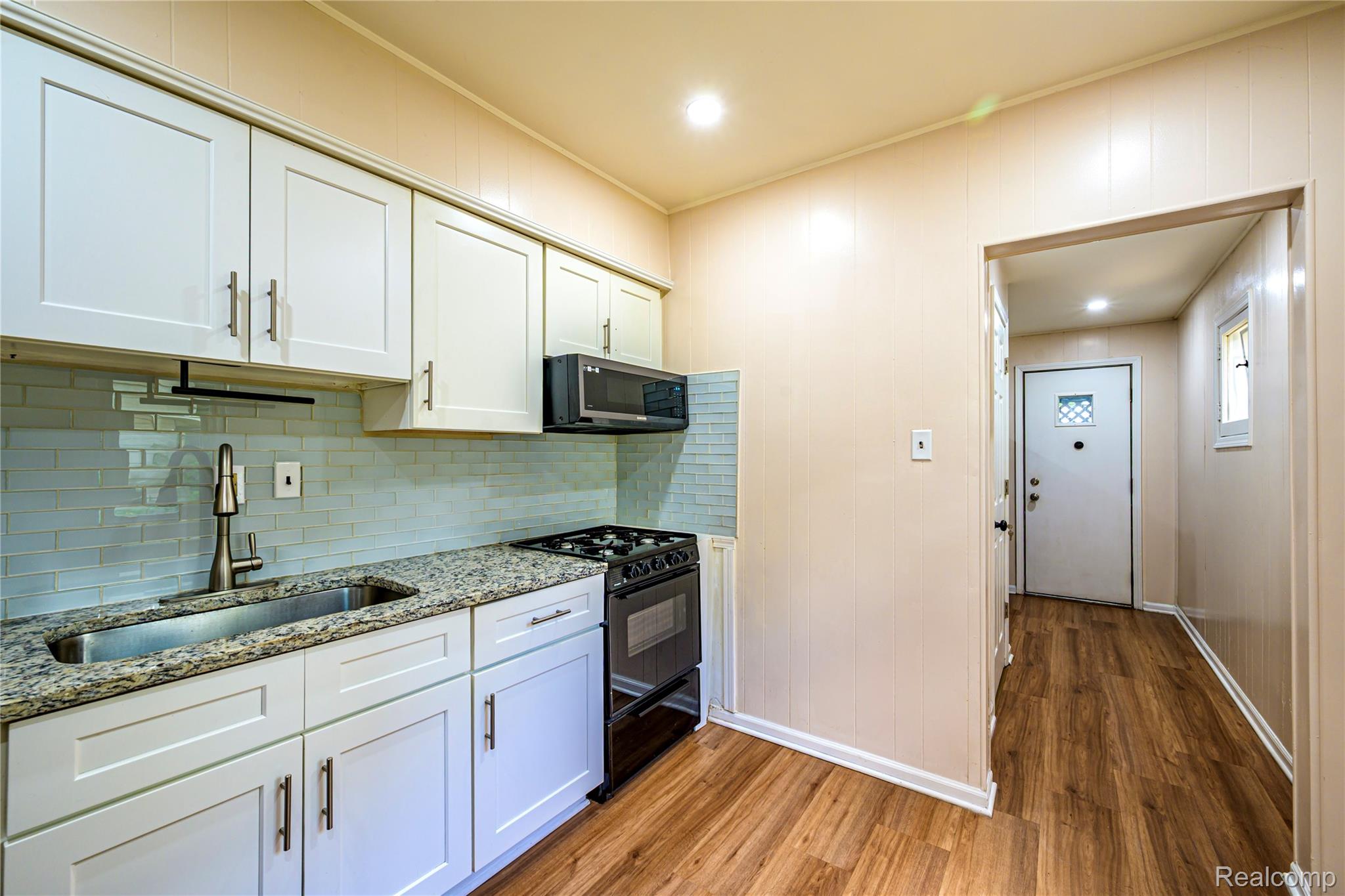 3226 Grayson Street Ferndale, MI 48220 - Photo 3 of 18 Kitchen