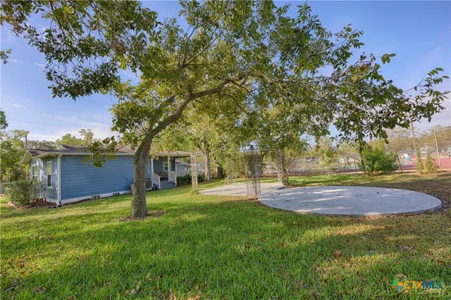a view of a yard with a house