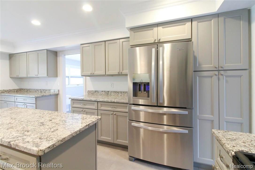 1724 Oakstone Drive Rochester, MI 48309 - Photo 8 of 39 1724 Oakstone 032117- (22).jpg