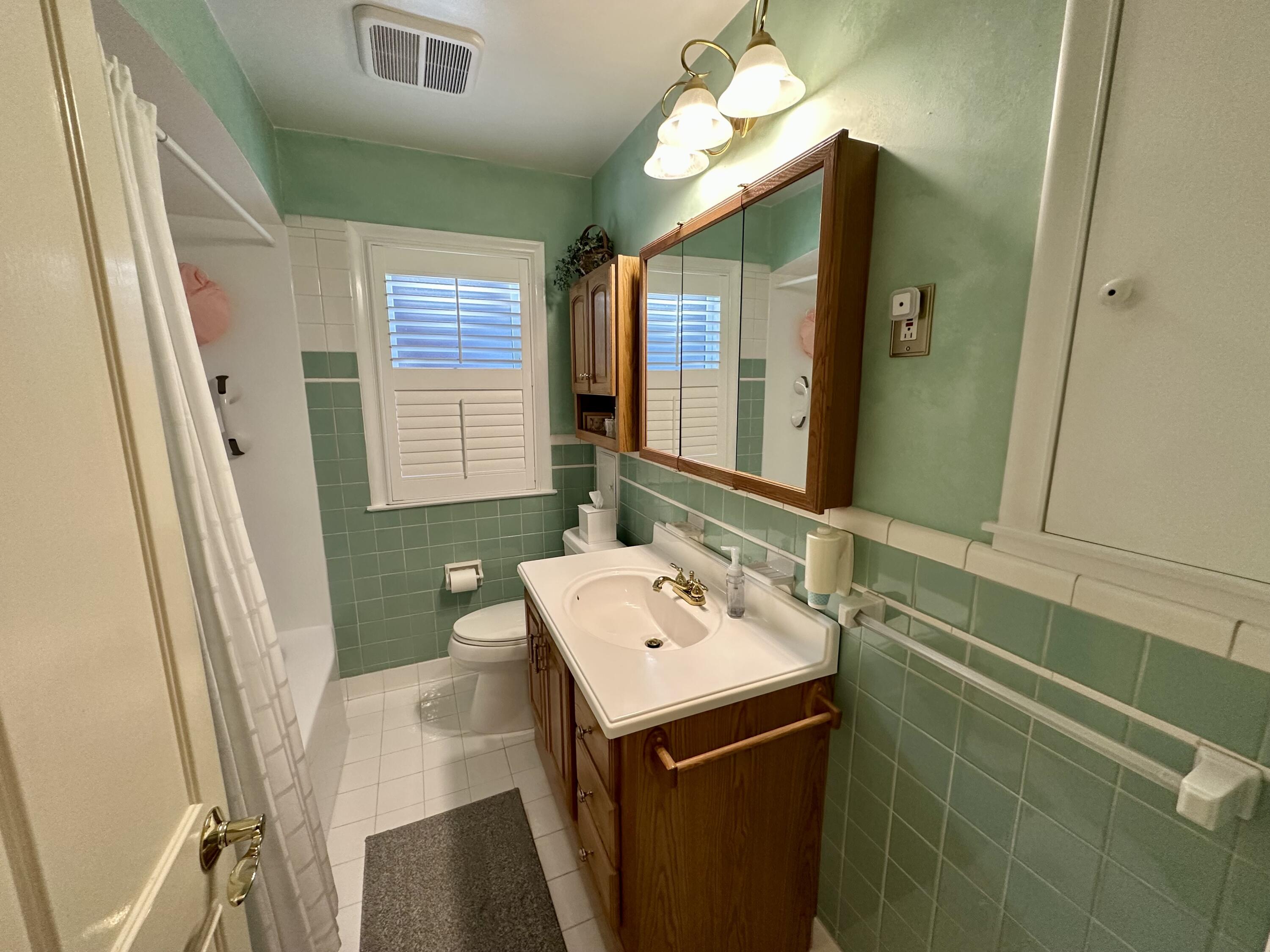1953 Oxford Road Grosse Pointe, MI 48236 - Photo 28 of 34 Bathroom 1