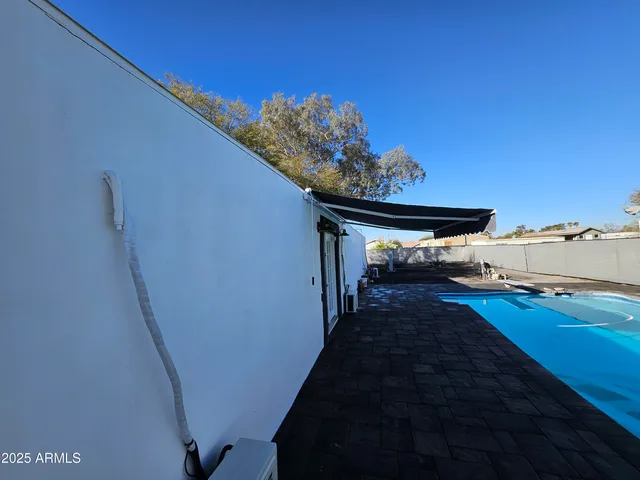 a view of backyard of the house