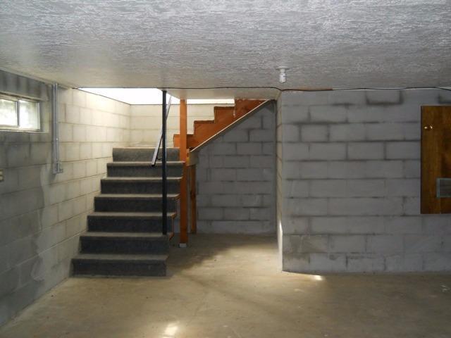 9610 Old Stage Road Central Point, OR 97502 - Photo 11 of 15 Small basement area.