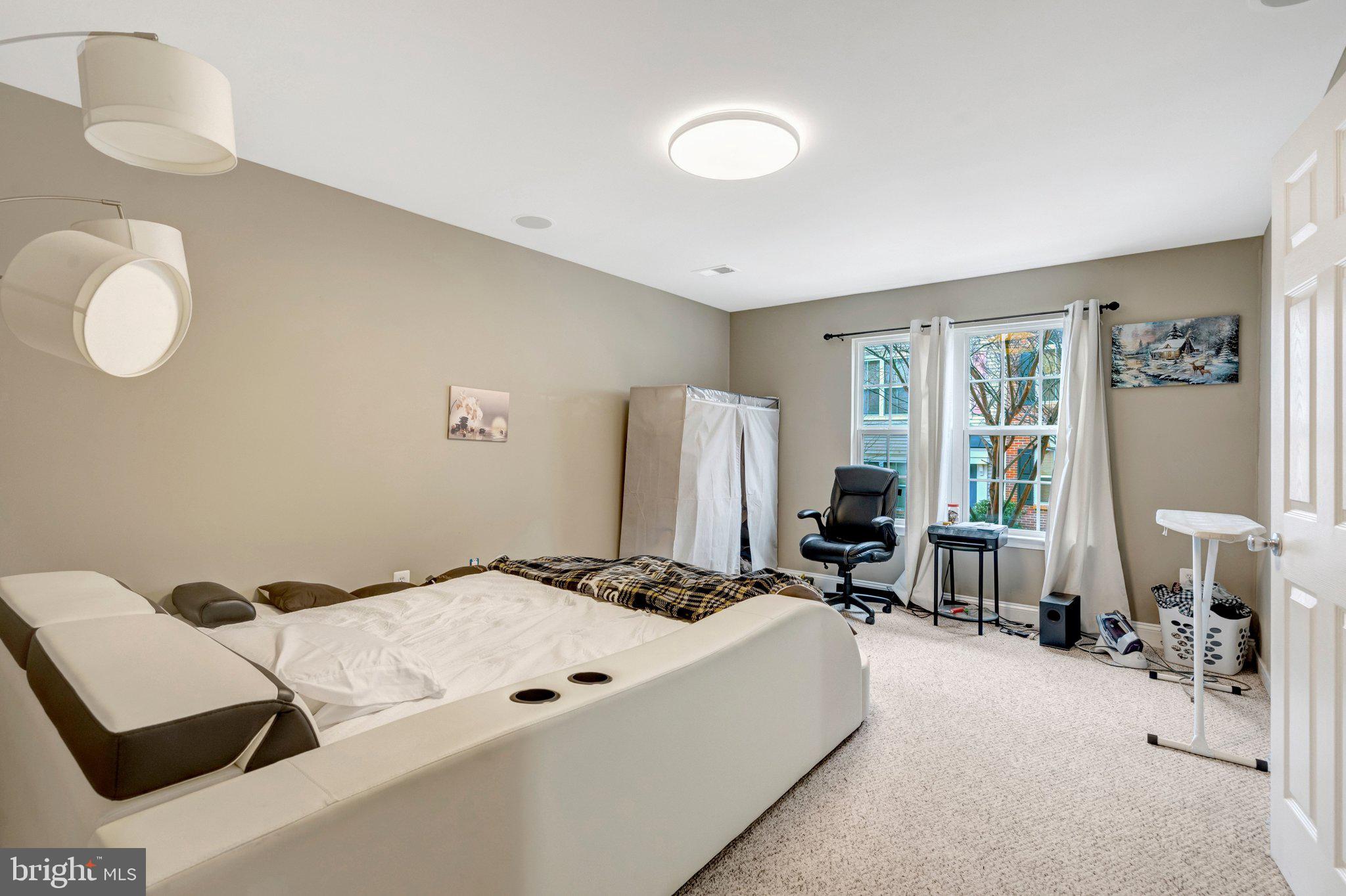 4302 Potomac Highlands Circle Triangle, VA 22172 - Photo 24 of 43 Spacious room with natural light.