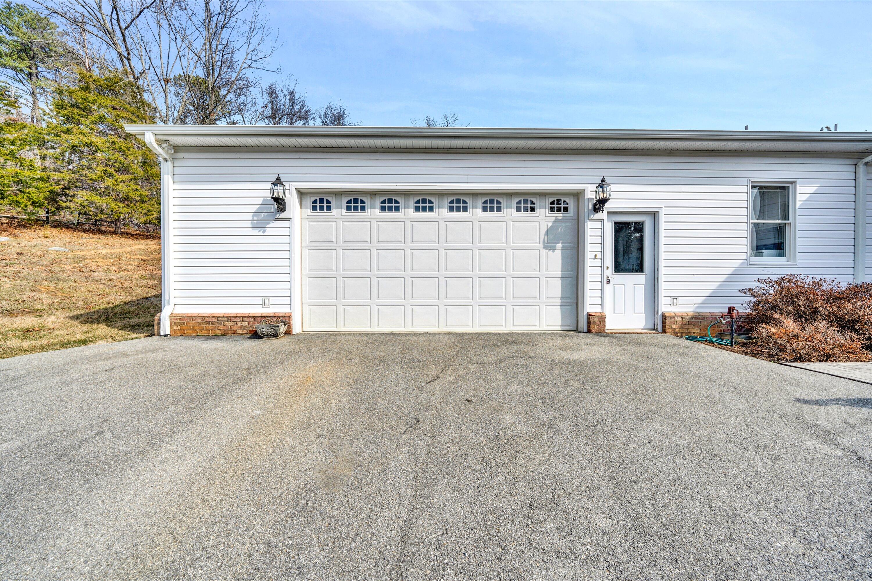 922 West Wind Road Fincastle, VA 24090 - Photo 80 of 85 80-House Garage Outside