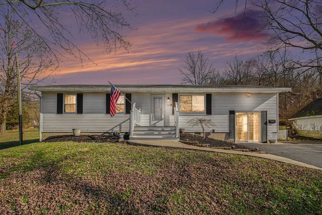 $260,000 | 527 Indiana Avenue, Aurora, IN 47001